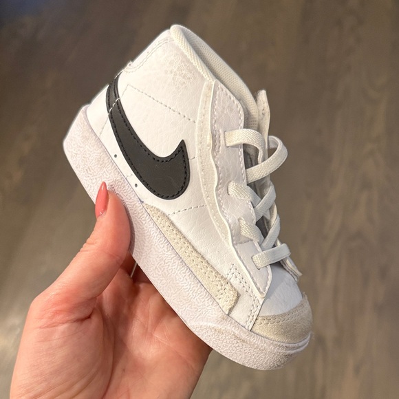 Nike Kids White and Black High-Top Sneakers - Picture 1 of 9